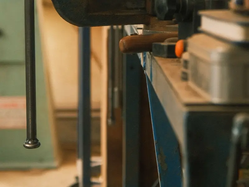 Metallzwinge auf einer Werkbank